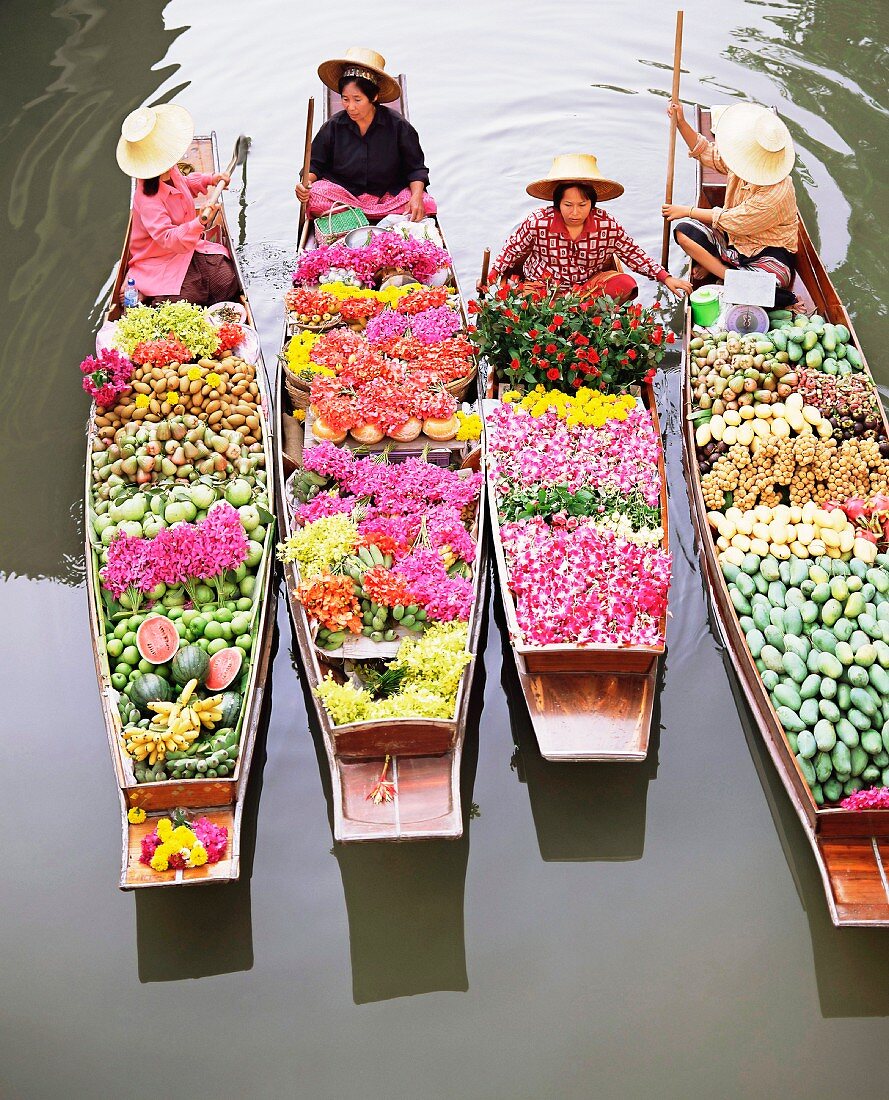 Frauen in Booten, beladen mit Obst und Blumen, Schwimmender Markt Damnoen Saduak, Bangkok, Thailand, Südostasien, Asien