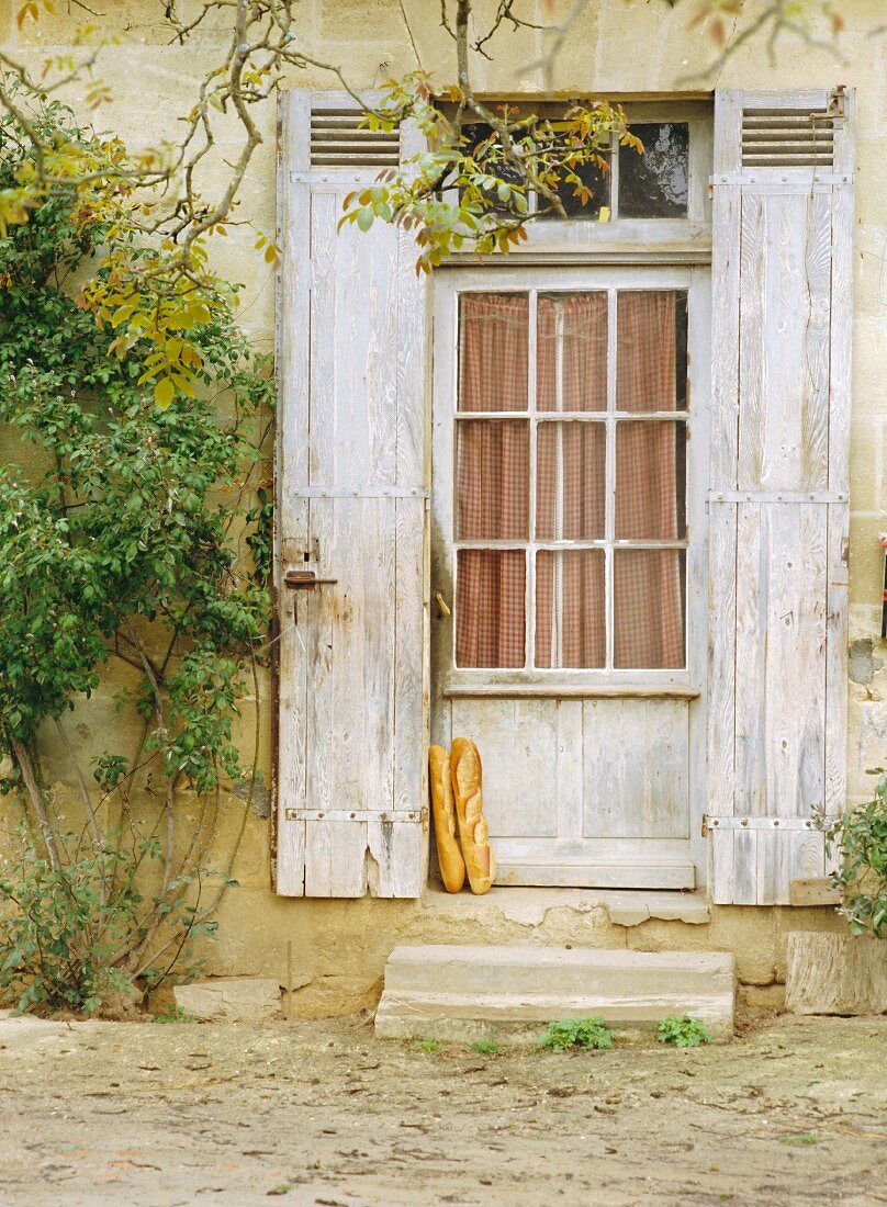Rustikale Tür mit angelehnten Baguettes; Aquitanien, Frankreich