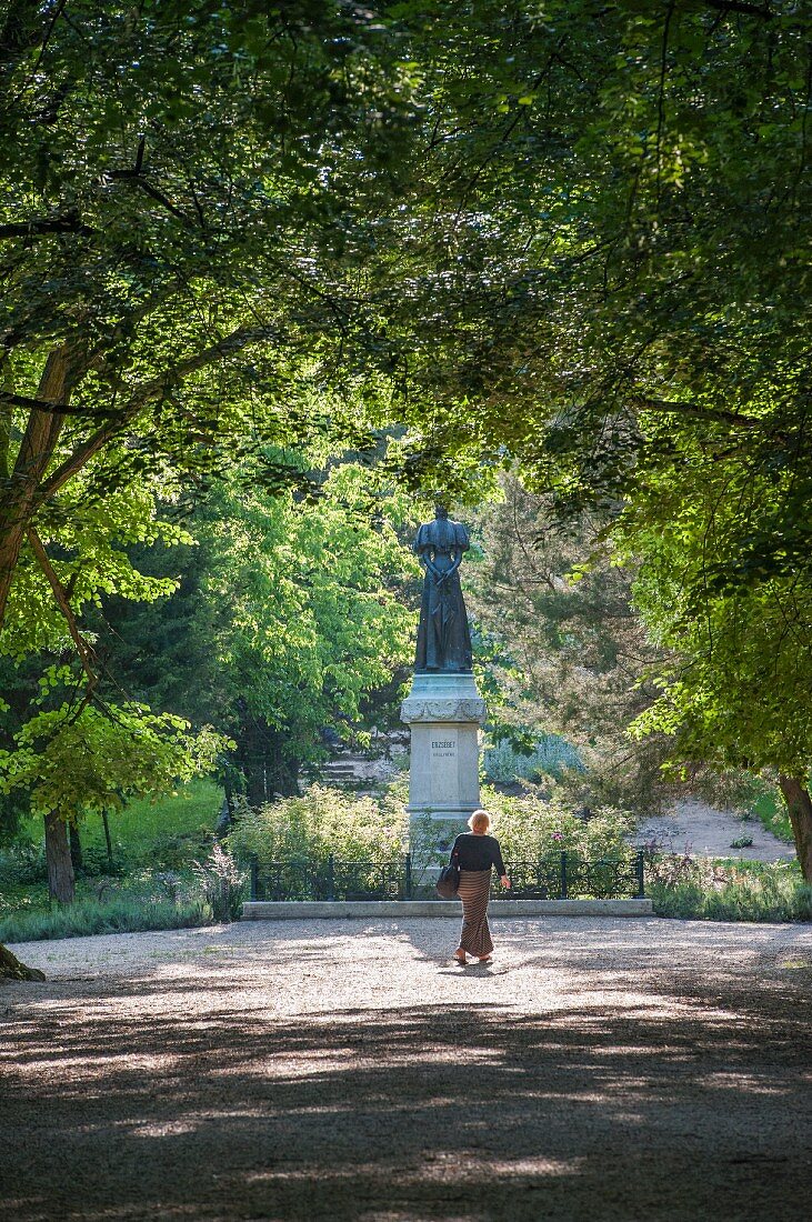 Von der Dorfbevölkerung gestiftete Statue nach Sisis Tod im Jahr 1898 im Schlosspark, Gödöllö, Ungarn