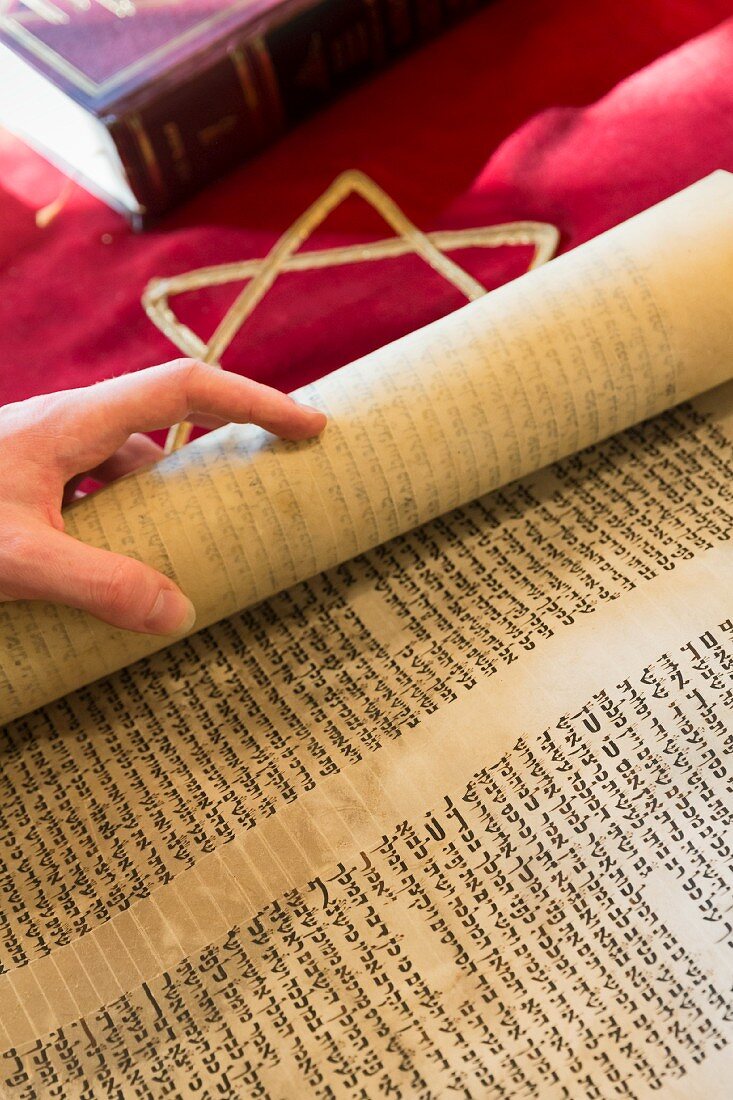 Symbole der jüdischen Religion: Bima-Decke, Davidstern und Thora