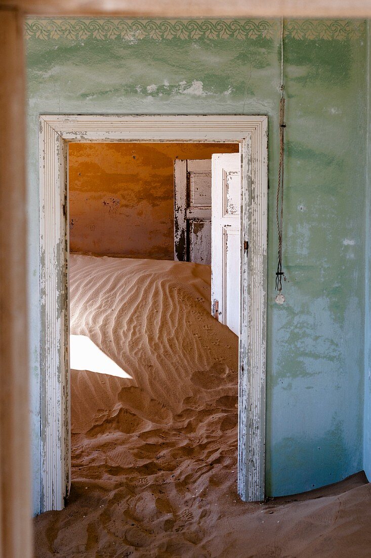 Meter hoch liegt der Treibsand in den verlassenen Häusern von Kolmannskuppe, Namibia - einst die reichste Stadt Afrikas
