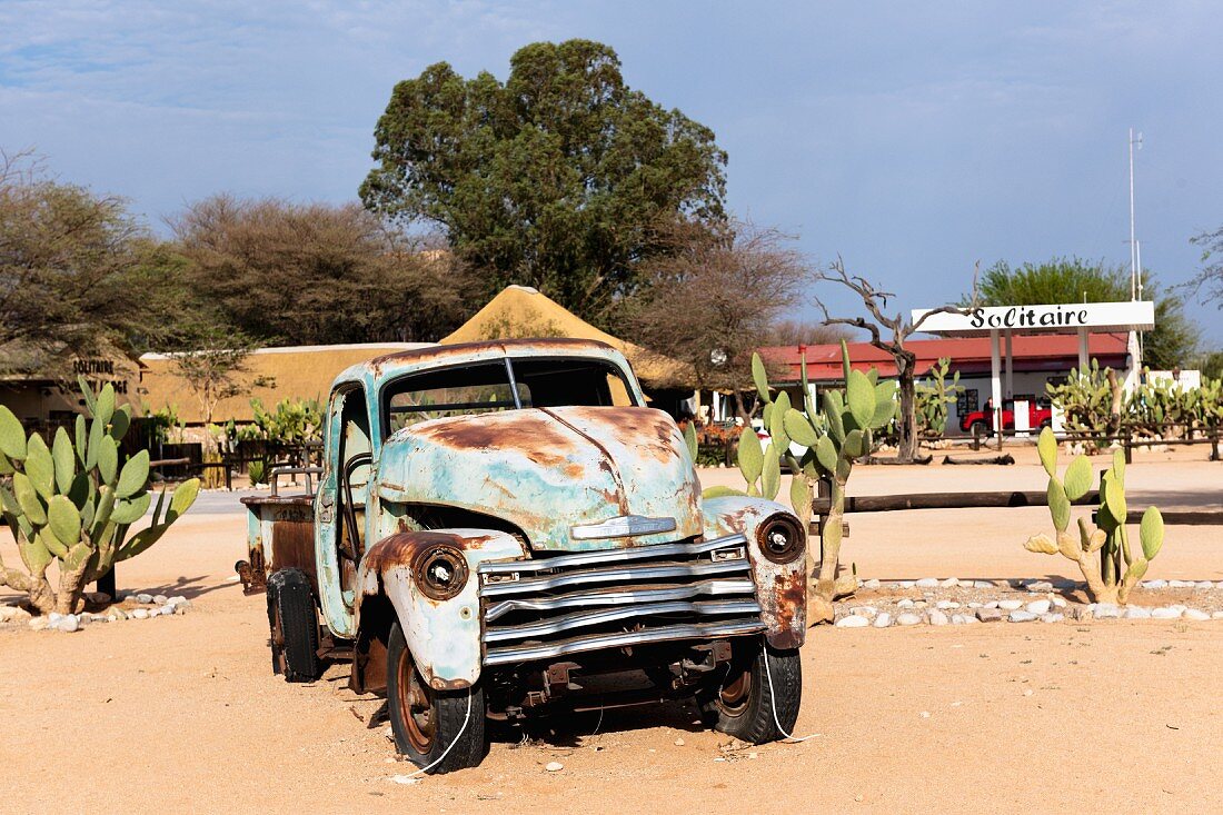 Autowrack am Straßenrand von Solitaire, Namibia