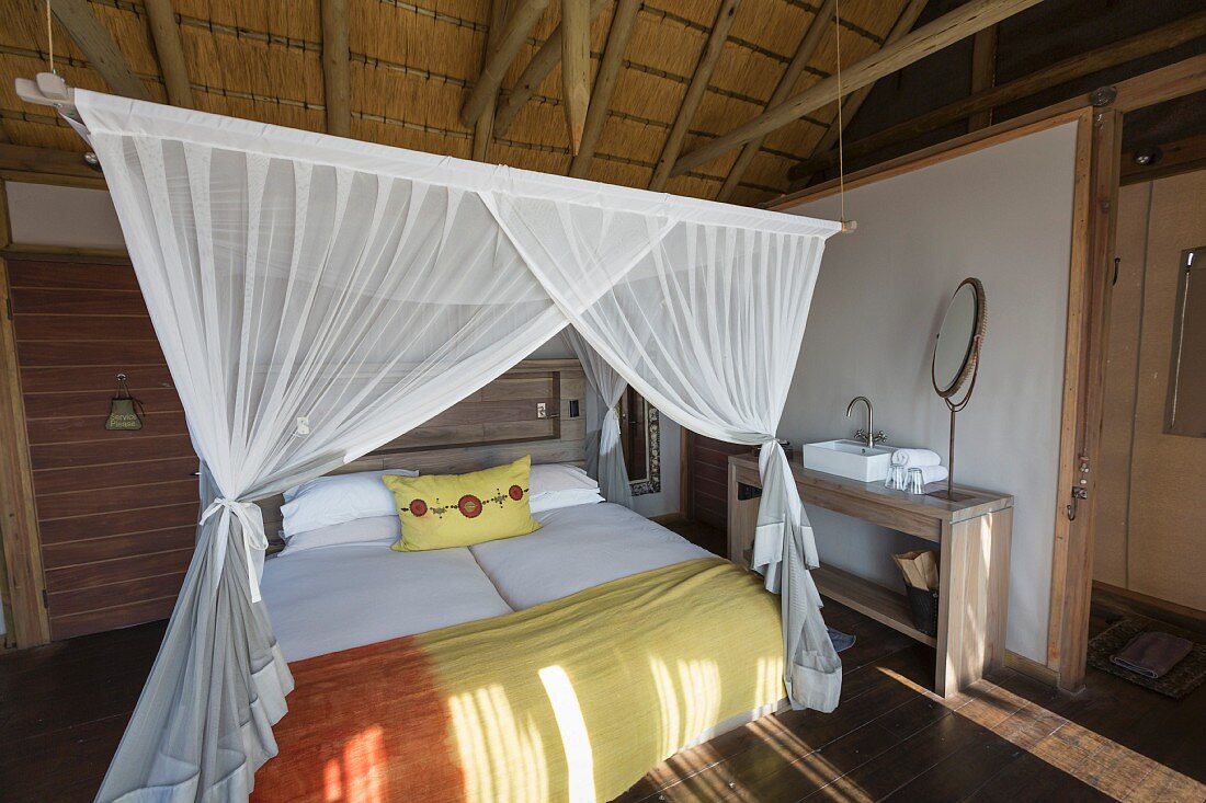 Gemütliches Schlafzimmer in einer Lodge des Dolomite Camps in Etosha Nationalpark, Namibia