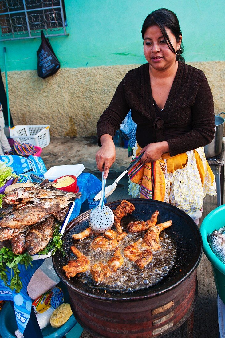 Pollo Campero (gebratenes Huhn) auf dem Markt in Santiago Sacatepequez, Guatemala, Mittelamerika