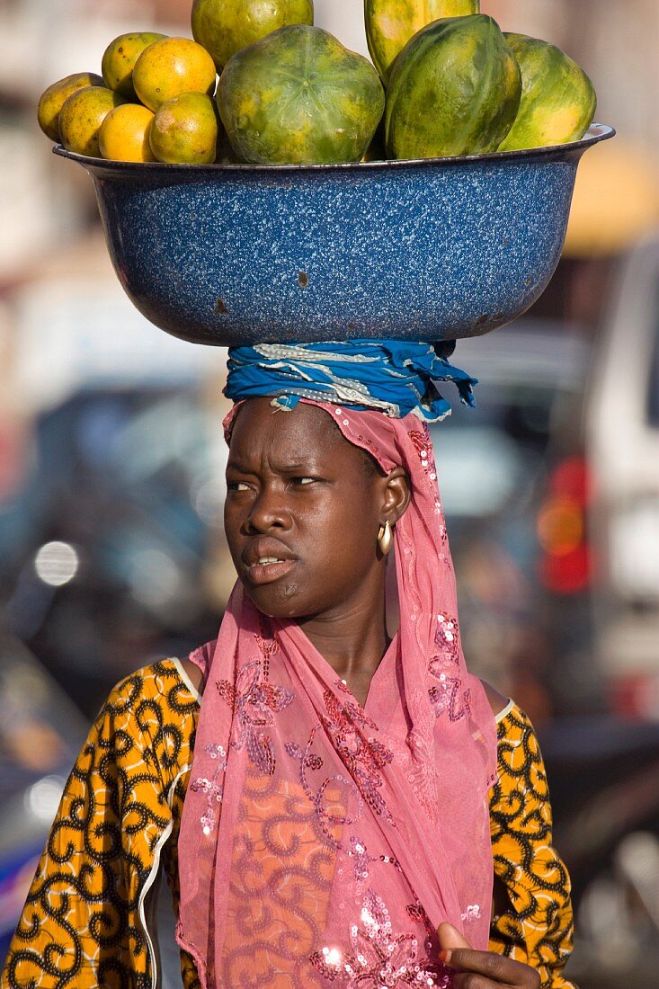 Obstverkäuferin auf dem Markt in Ouagadougou, Burkina Faso, Westafrika, Afrika