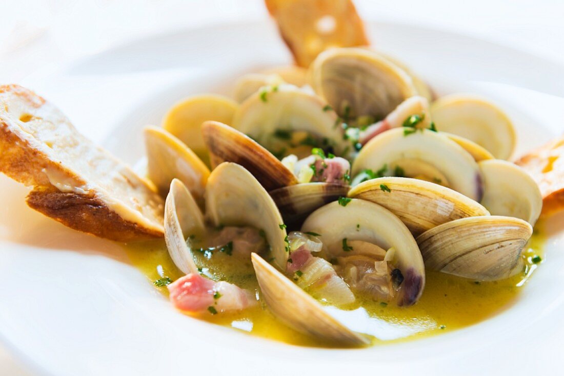 Clams in broth served with bread
