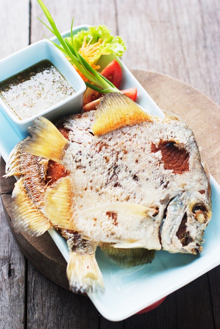 Gebratener Fisch mit Meeresfrüchtedip (Thailand)
