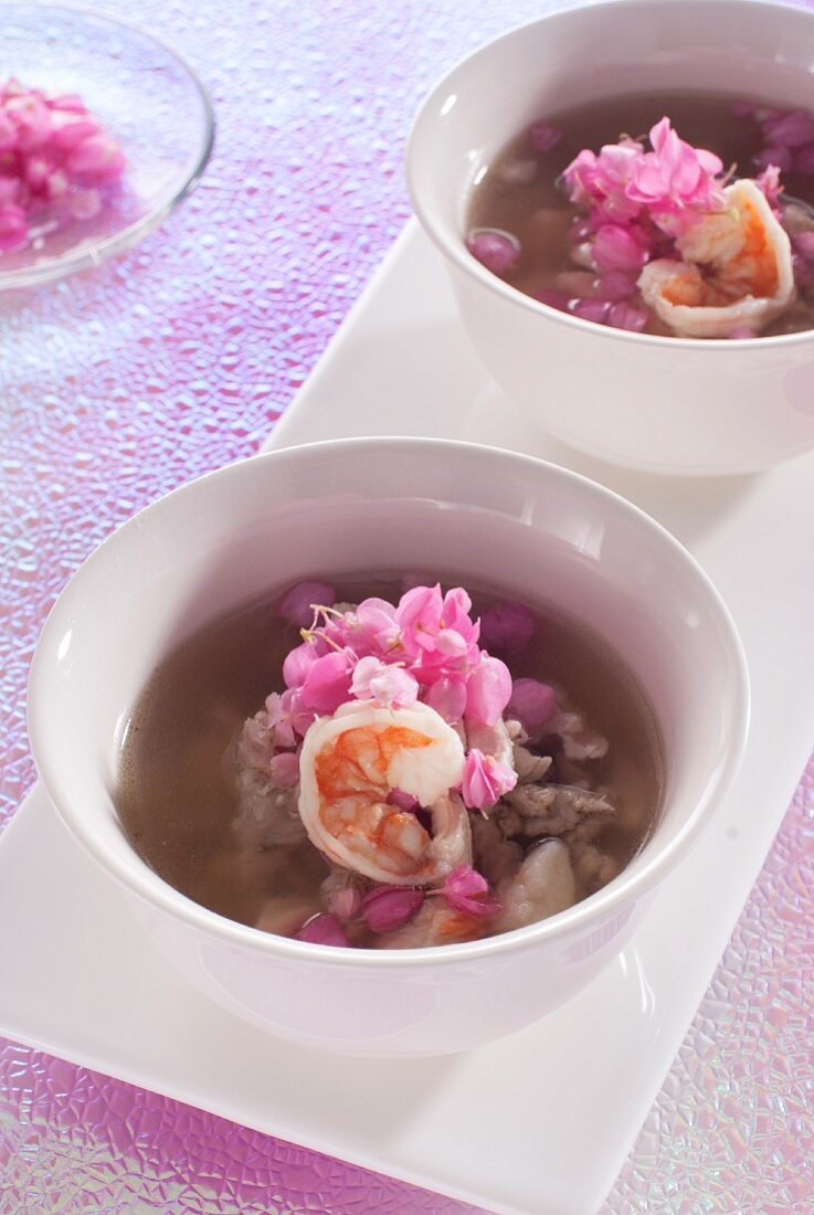Klare Suppe mit Garnelen und Essblüten (Thailand)