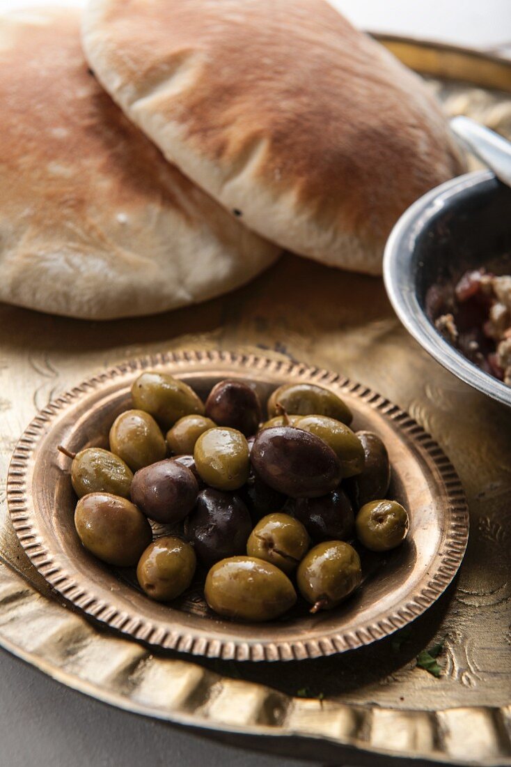 Marinated olives with unleavened bread