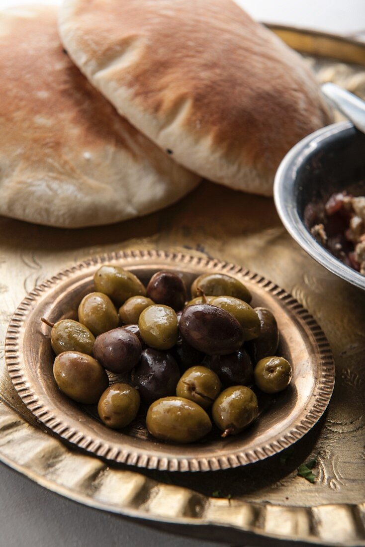 Marinierte Oliven mit Fladenbrot