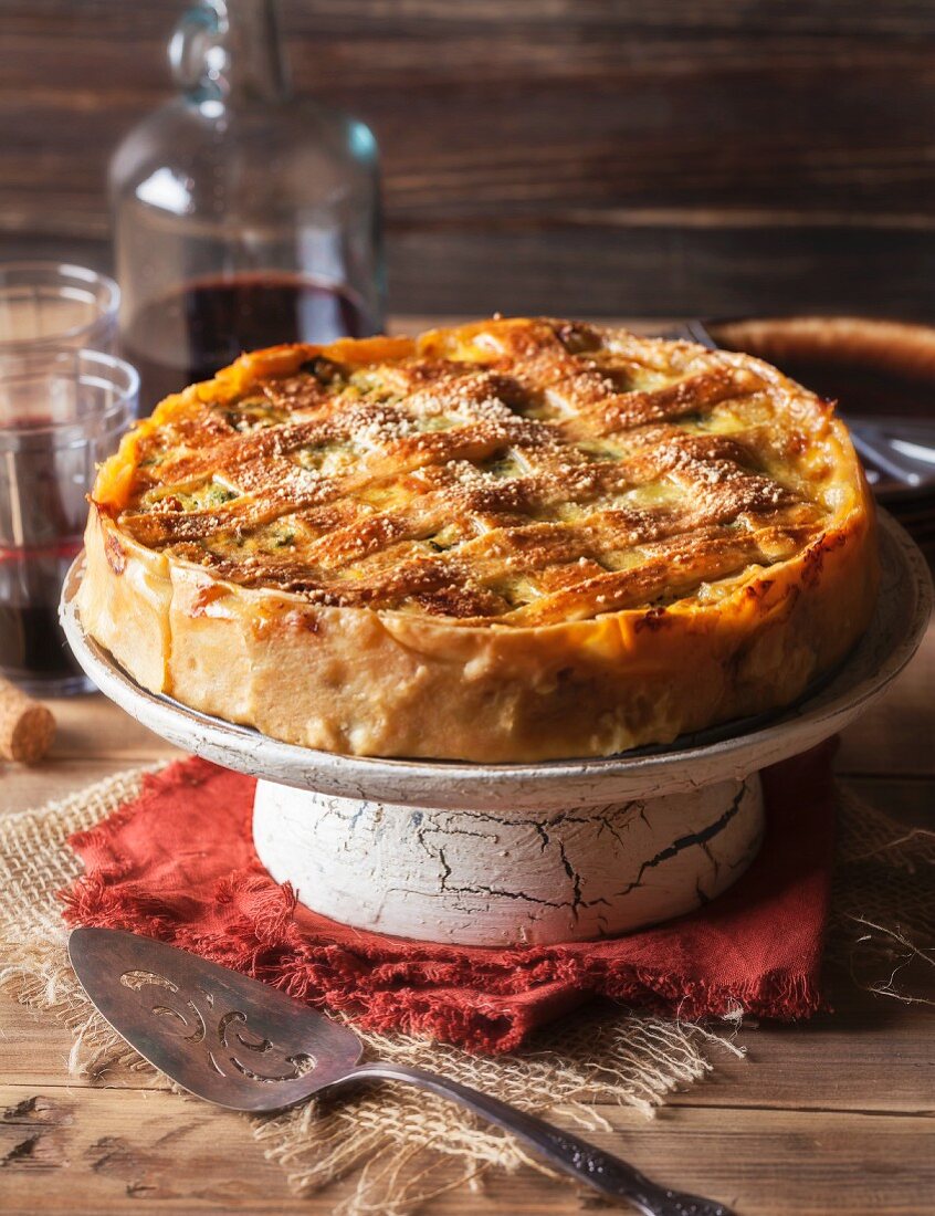 Rustikale Pizza-Pie mit Ricotta, Schinken, Wurst, Spinat, Mozzarella und geriebenem Romano-Käse