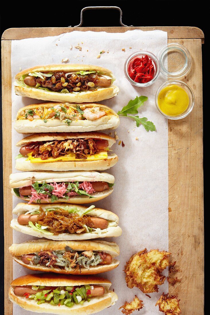 Various hot dogs in a row (seen from above)