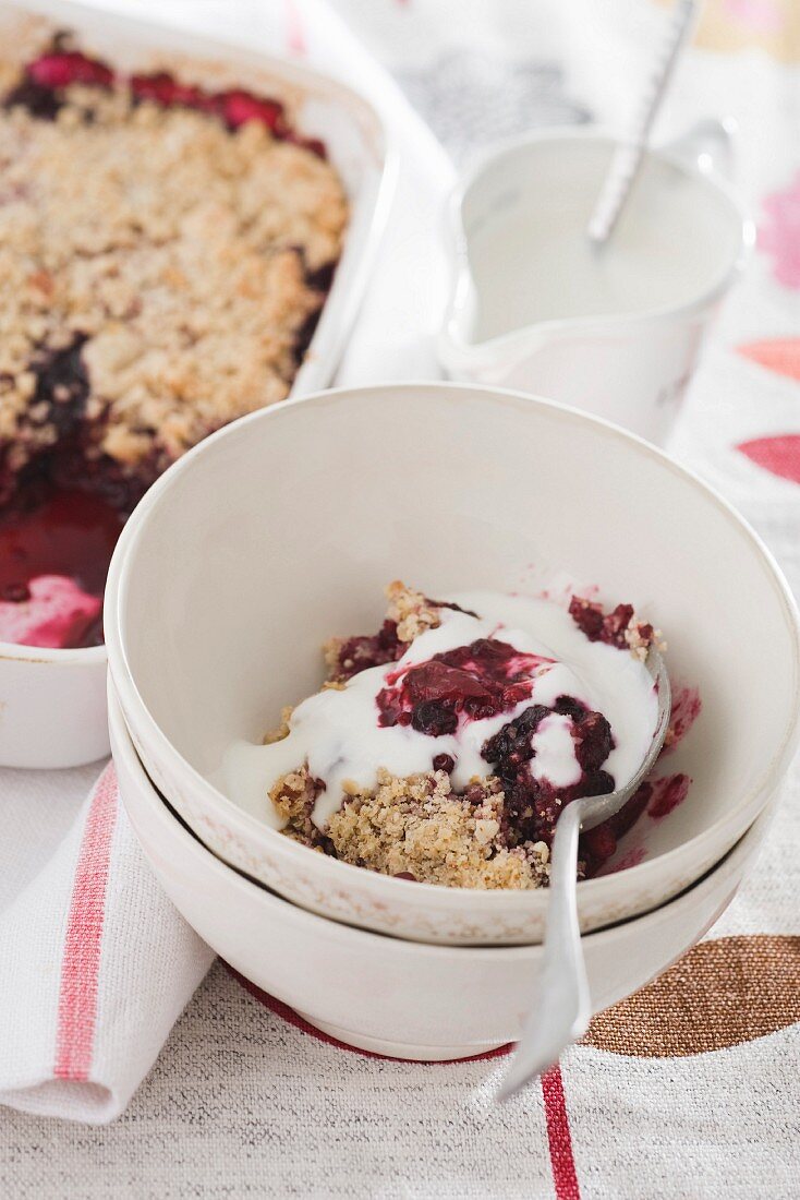 Crumble mit roten Früchten und Granatapfel