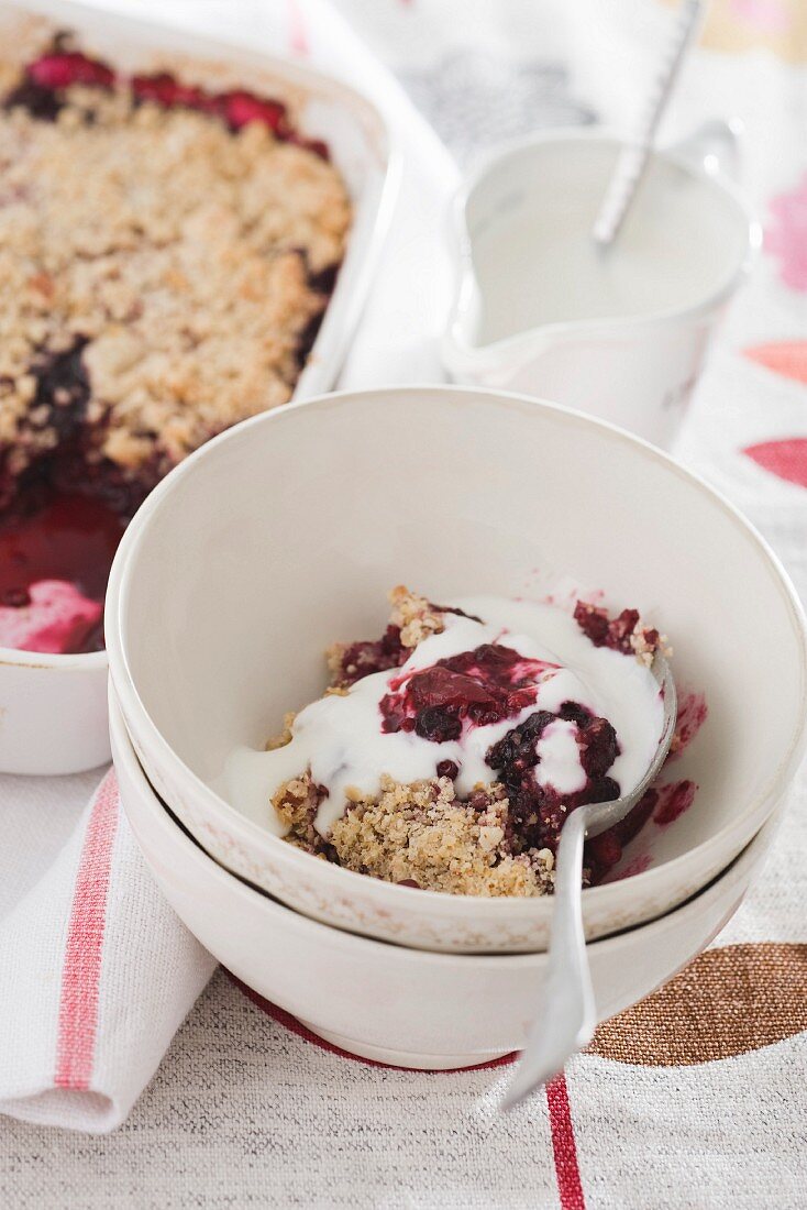 Crumble with red fruits and pomegranate seeds