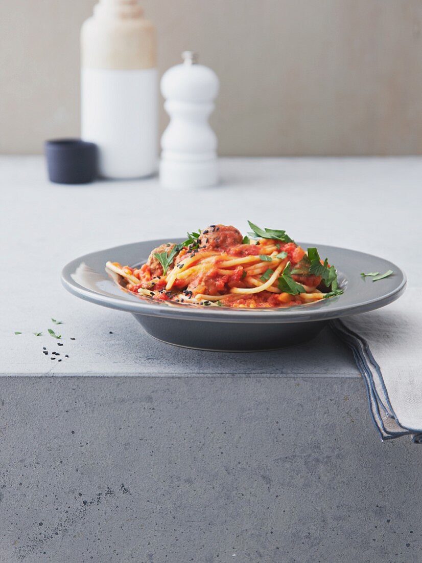 Spaghetti mit Fleischbällchen in orientalischer Tomatensauce