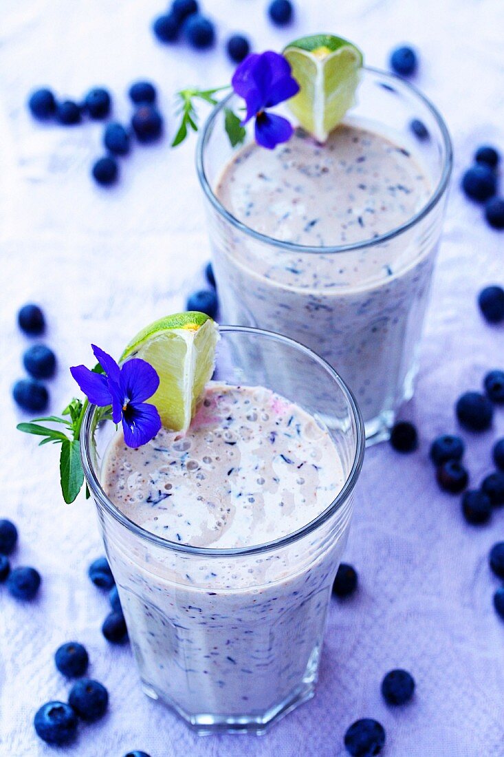 Milchshake mit Heidelbeeren und Limetten