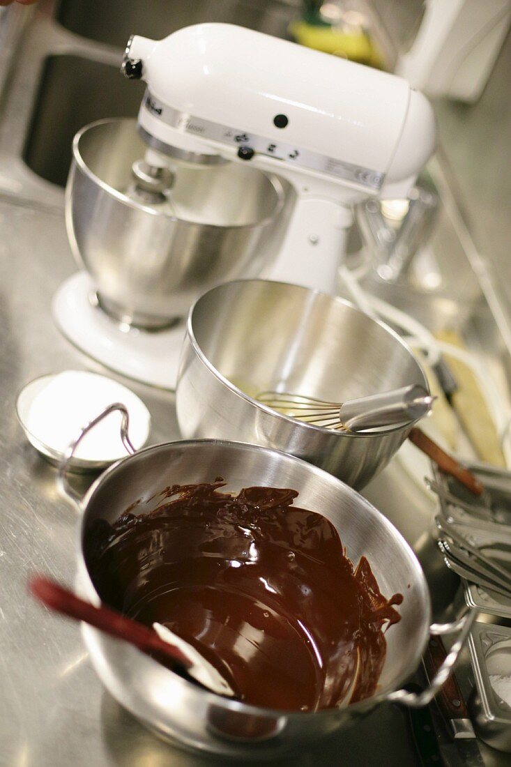 Schokoladensauce in Rührschüssel