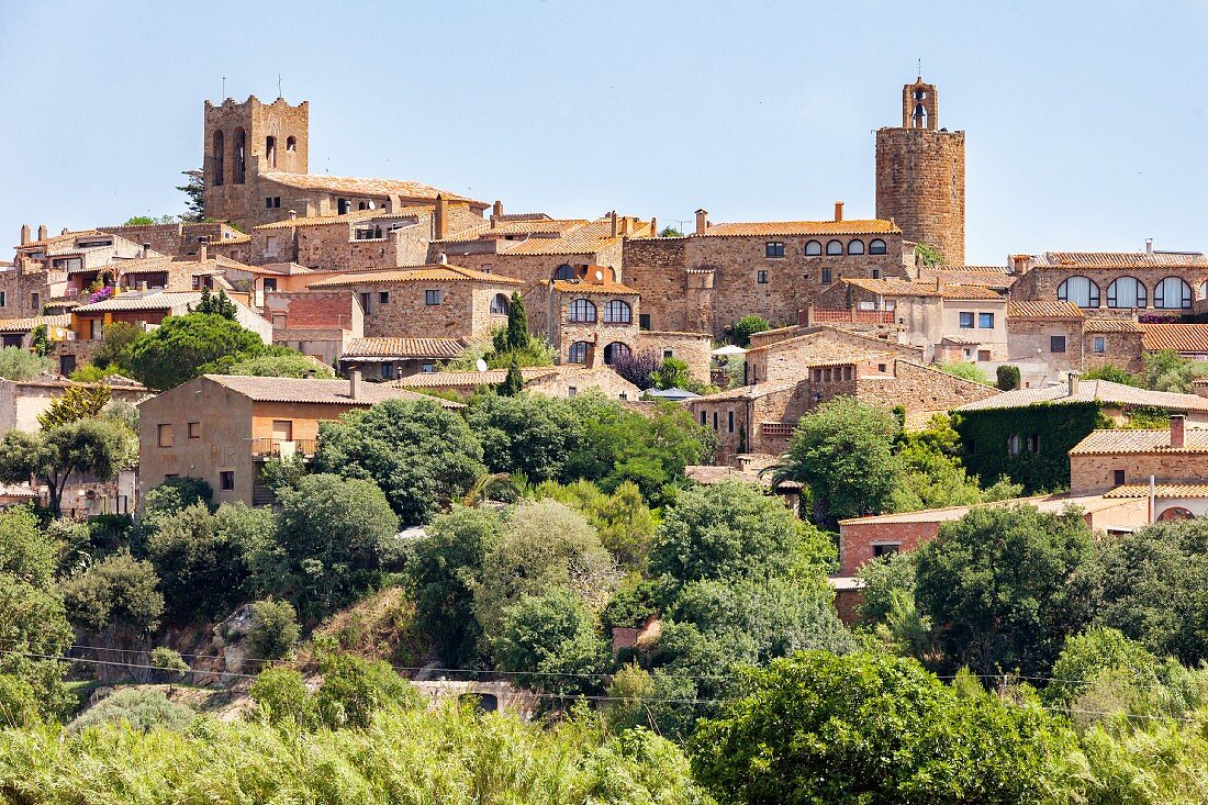 Blick auf das Dorf Pals an der Costa Brava, Spanien