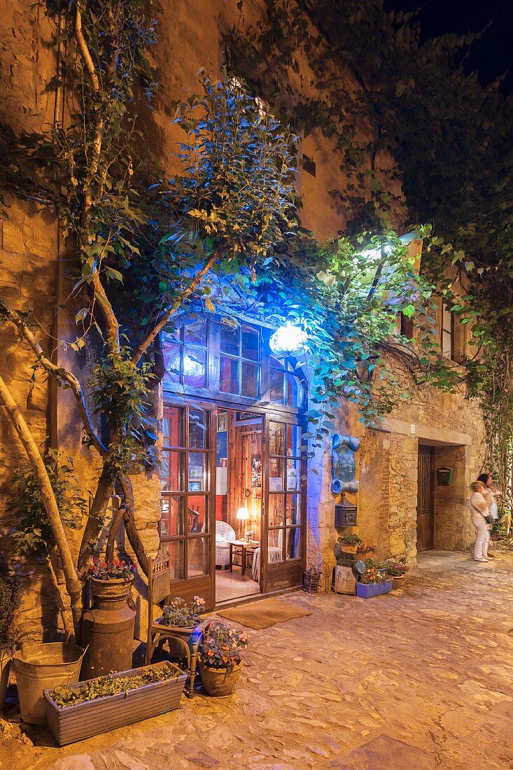 Verwunschener Eingangzum Restaurant 'Candelaria' in Peratallada, Empordà, Katalonien, Spanien