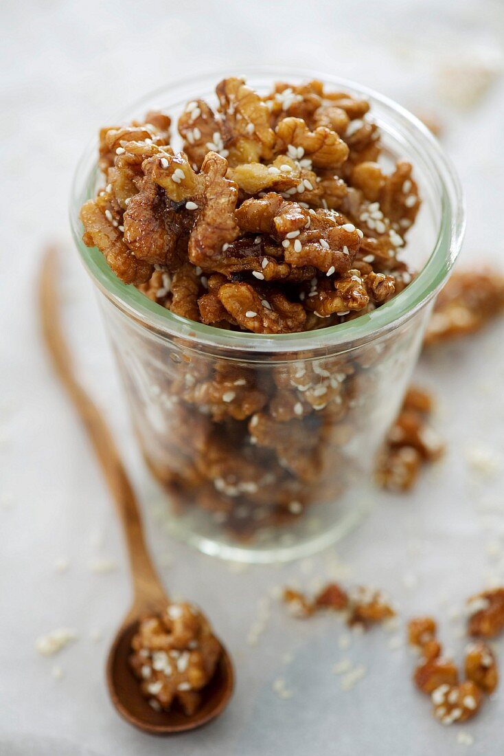 Caramelised walnuts with sesame seeds
