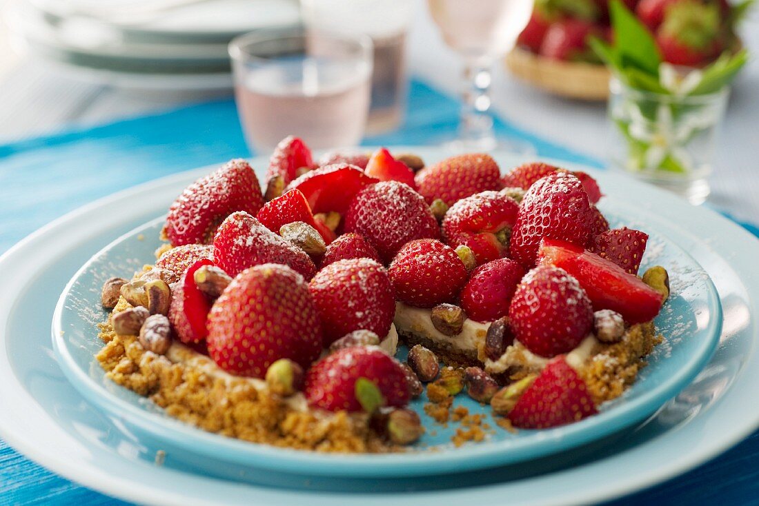 Erdbeer-Pistazien-Kekskuchen