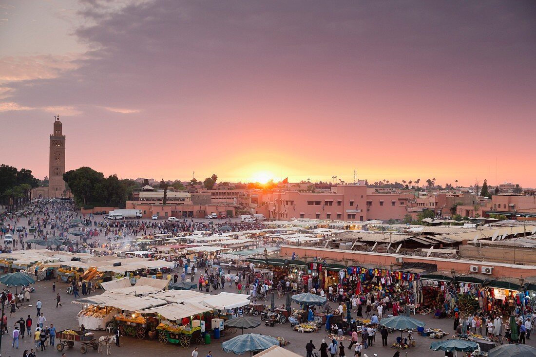 Blick auf das allabendliche Volksfest am Djemaa el Fna, Marrakesch, Marokko