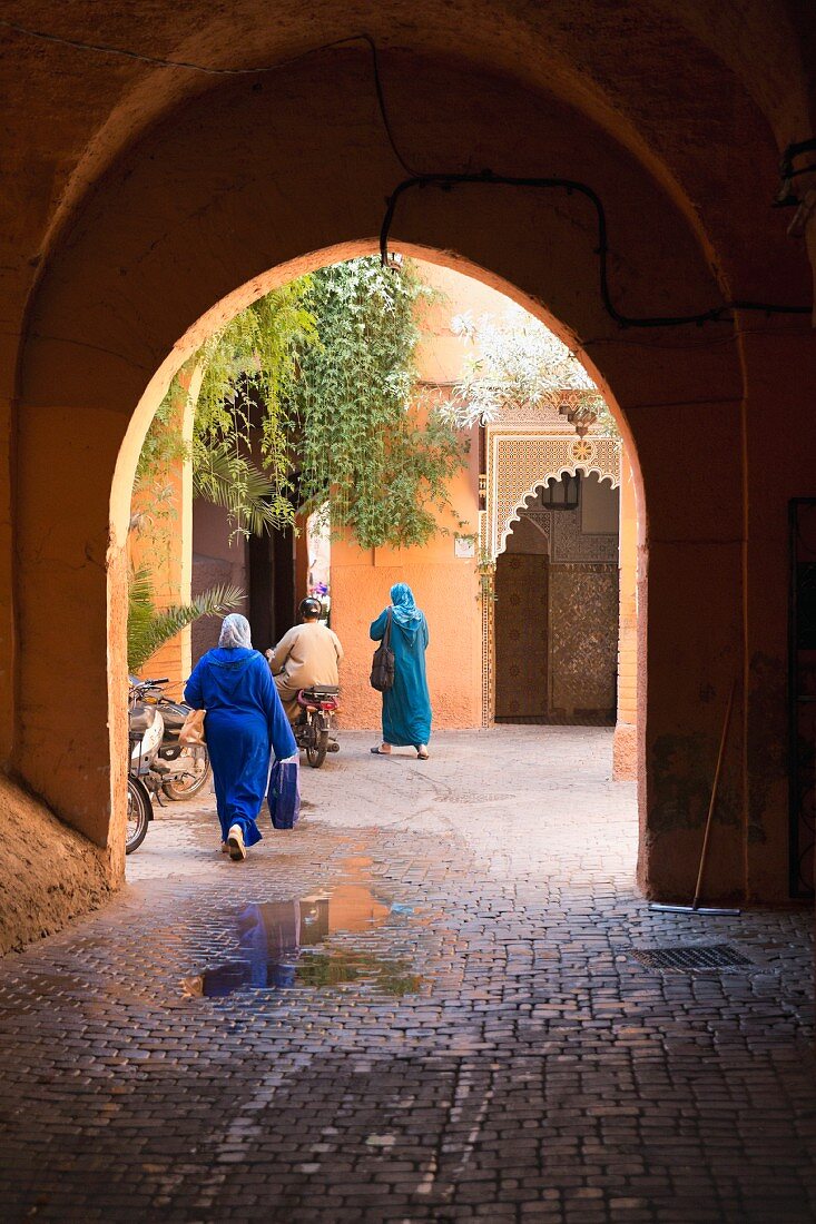 Menschen in Innenhof eines Hauses in Marrakesch, Marokko
