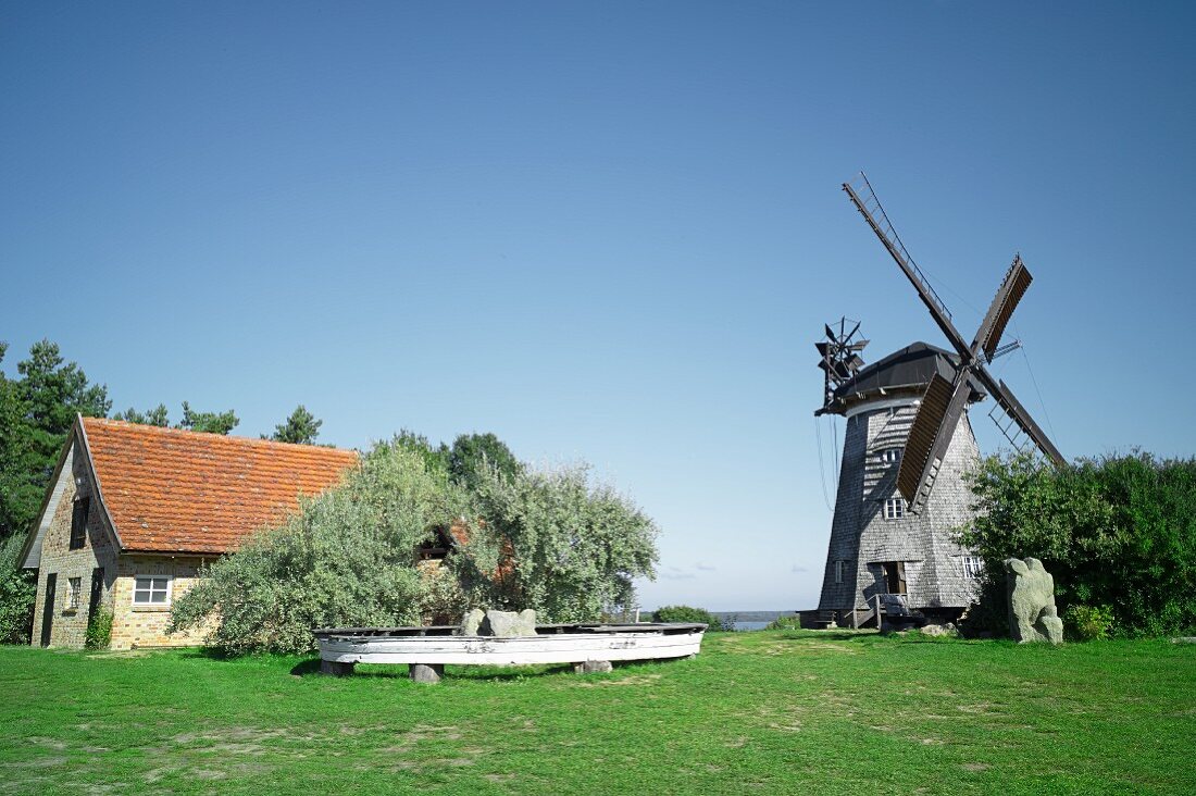 Die Holländermühle in Benz, Usedom, im Hintergrund der Schmollensee