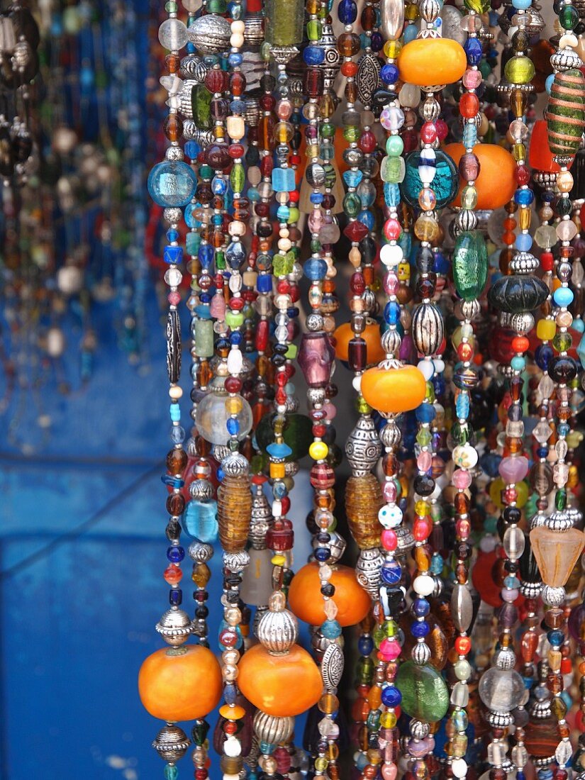 In der Haupteinkaufsgasse von Essaouira, Marokko, sind Schmuckstücke aller Art (und Länge) zu erhandeln