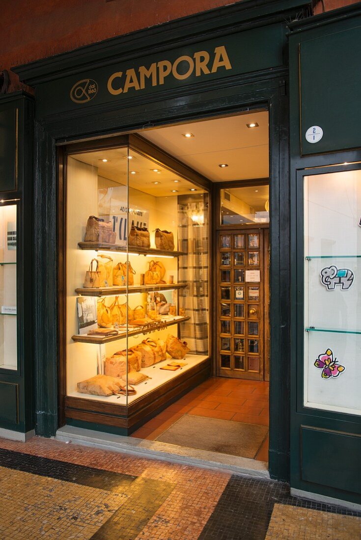 Schaufenster der Pelletteria Campora - Lederwarengeschäft in Bologna