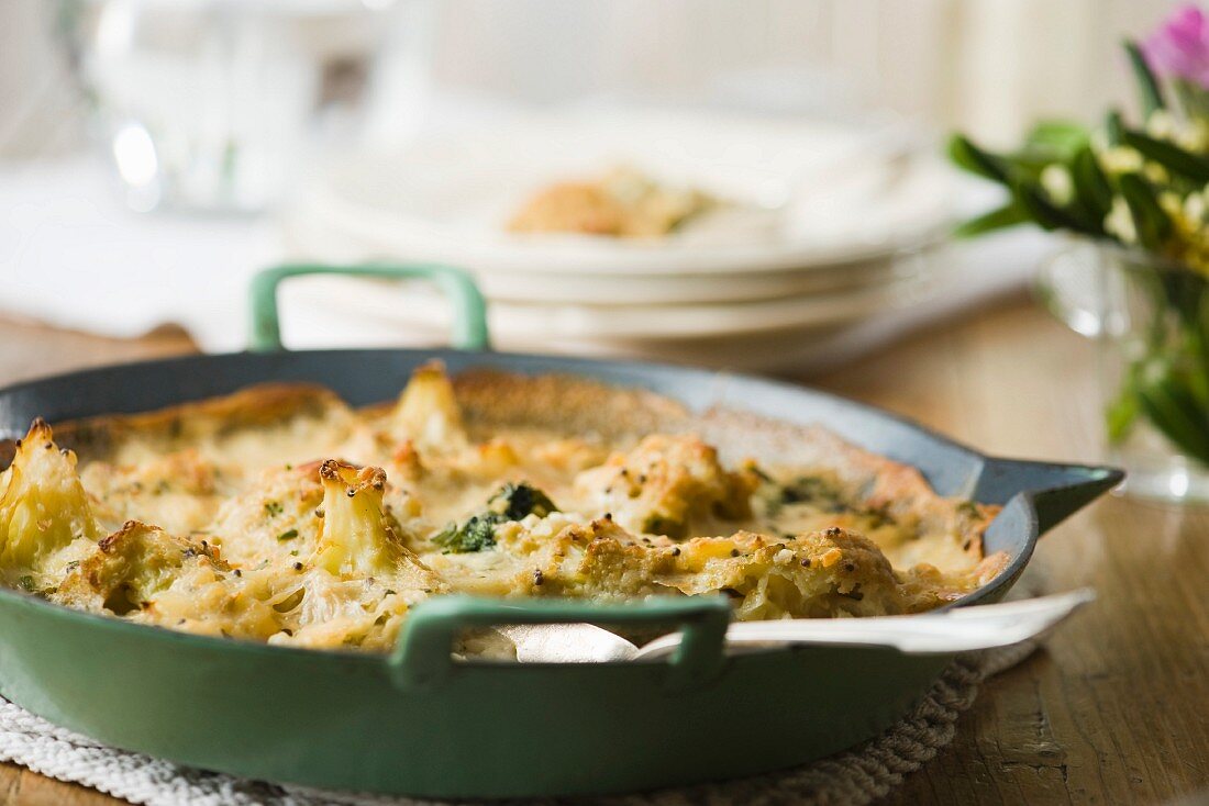 Blumenkohl-Brokkoli-Gratin mit Ziegenkäse und Senfkörnern