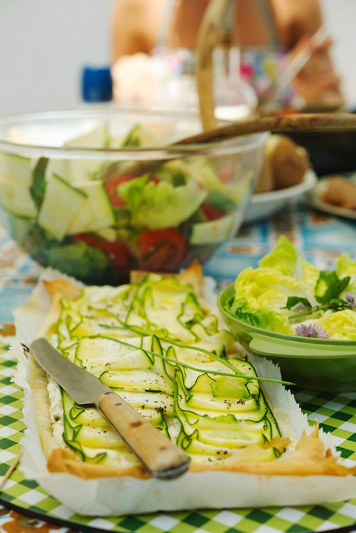 Zucchini-Ziegenkäse-Kuchen mit gemischtem Salat