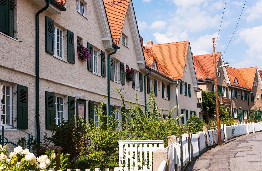 Rows of typical workers houses in the road 'Am Dorffrieden', Hellerau