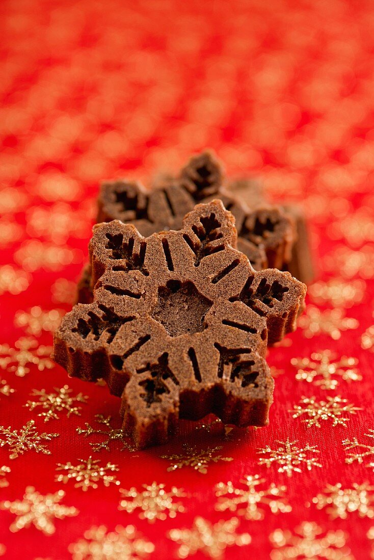 Kleine Schokoladenkuchen in Schneeflockenform