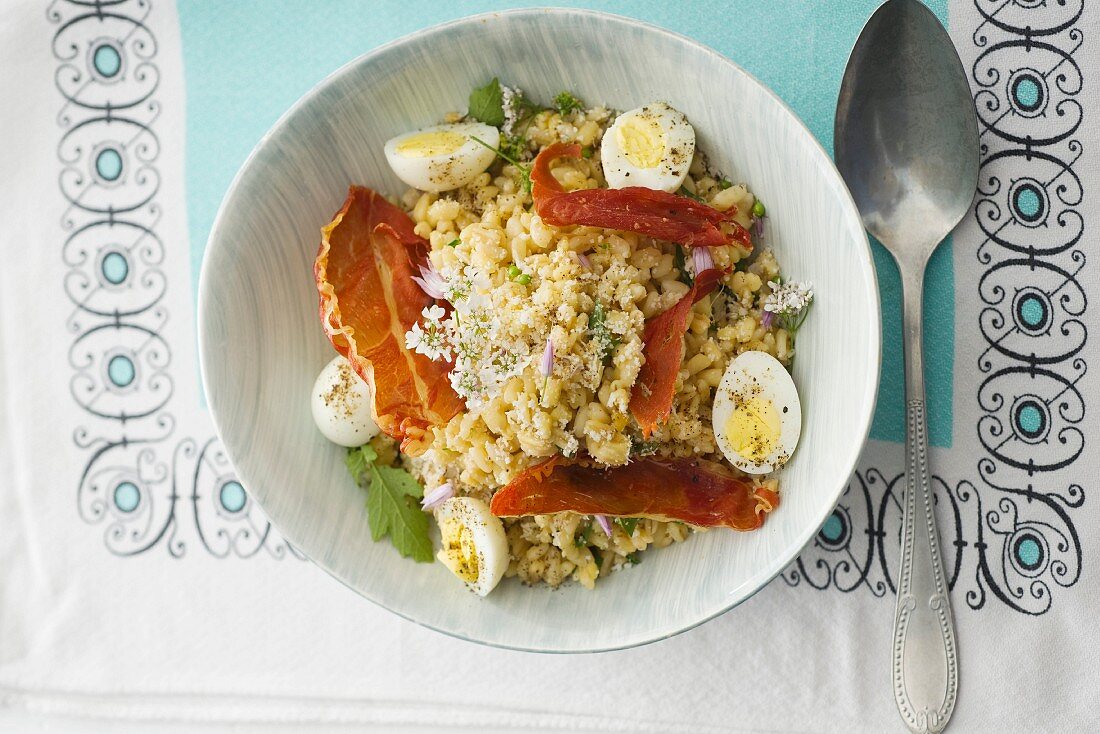 Tender wheat with quail's eggs, herbs and bacon