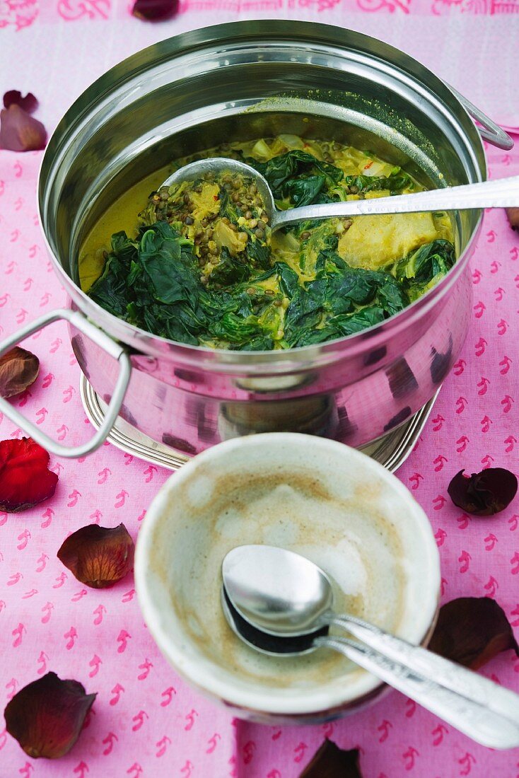 Dhal with spinach, lentils and coconut milk (India)