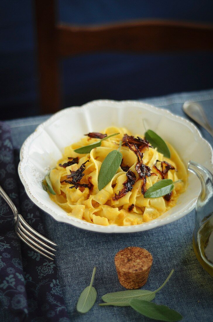 Tagliatelle mit Kürbis-Carbonara und karamellisierten Zwiebeln