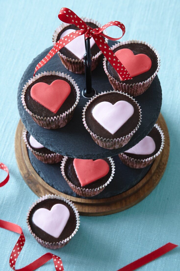 Schokoladencupcakes mit Fondantherzen zum Valentinstag