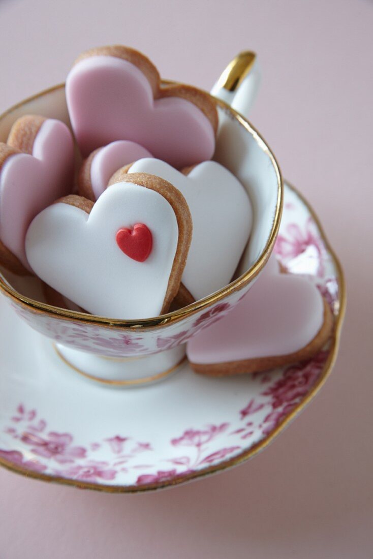 Herzplätzchen in Teetasse zum Valentinstag