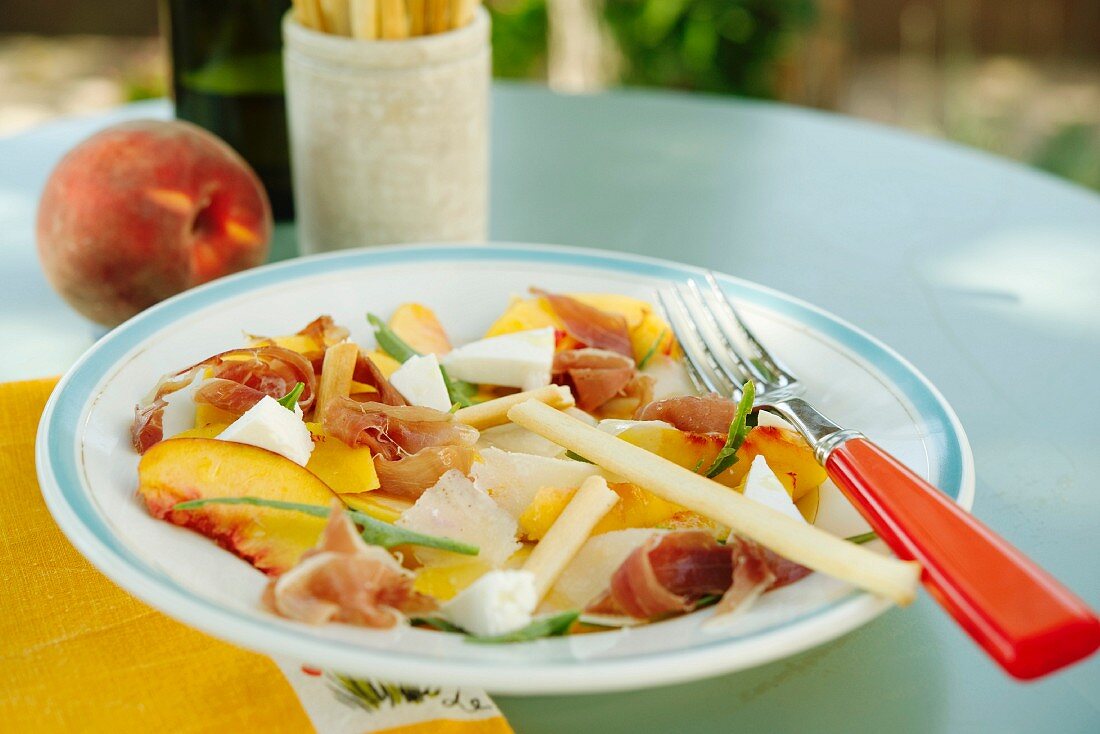 Pfirsichsalat mit Schinken und Käse