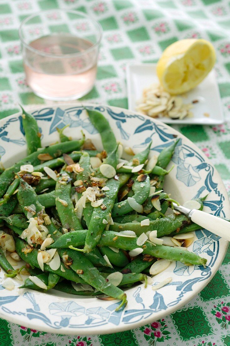Bean with shallots and almonds