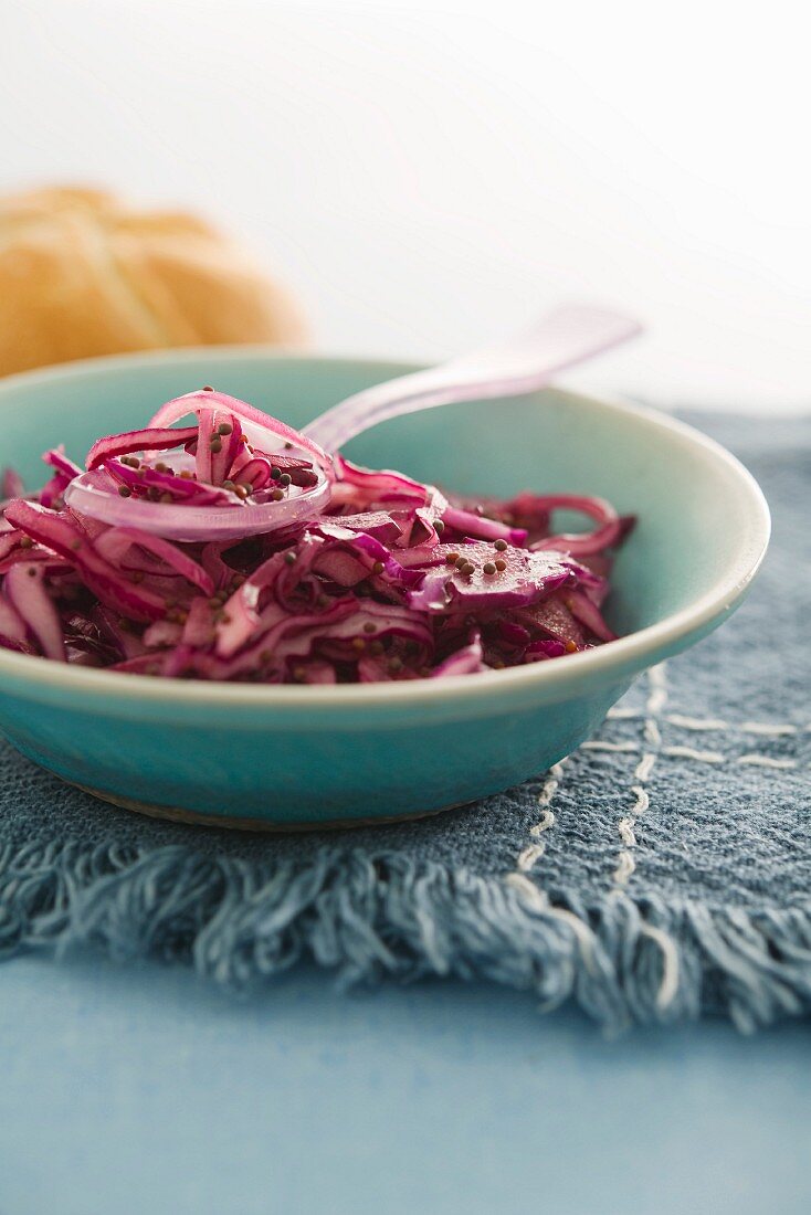 Rotkohlsalat mit Senfkörnern