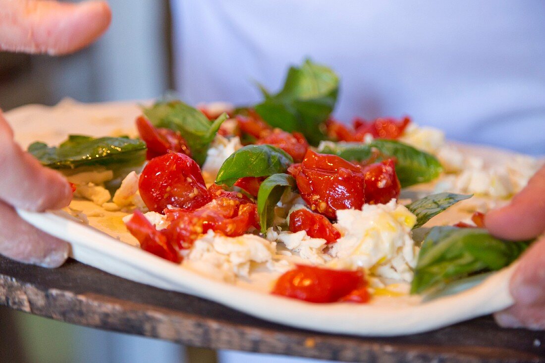 Pizza margherita piennolo (unbaked)