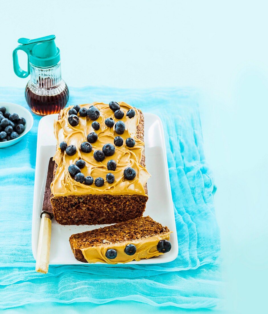 Glutenfreier Walnuss-Kürbiskuchen mit Heidelbeeren