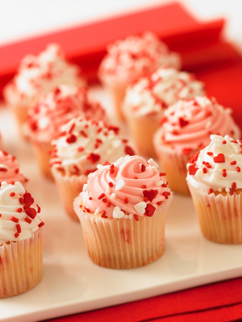 Cupcakes mit Zuckerherzen zum Valentinstag