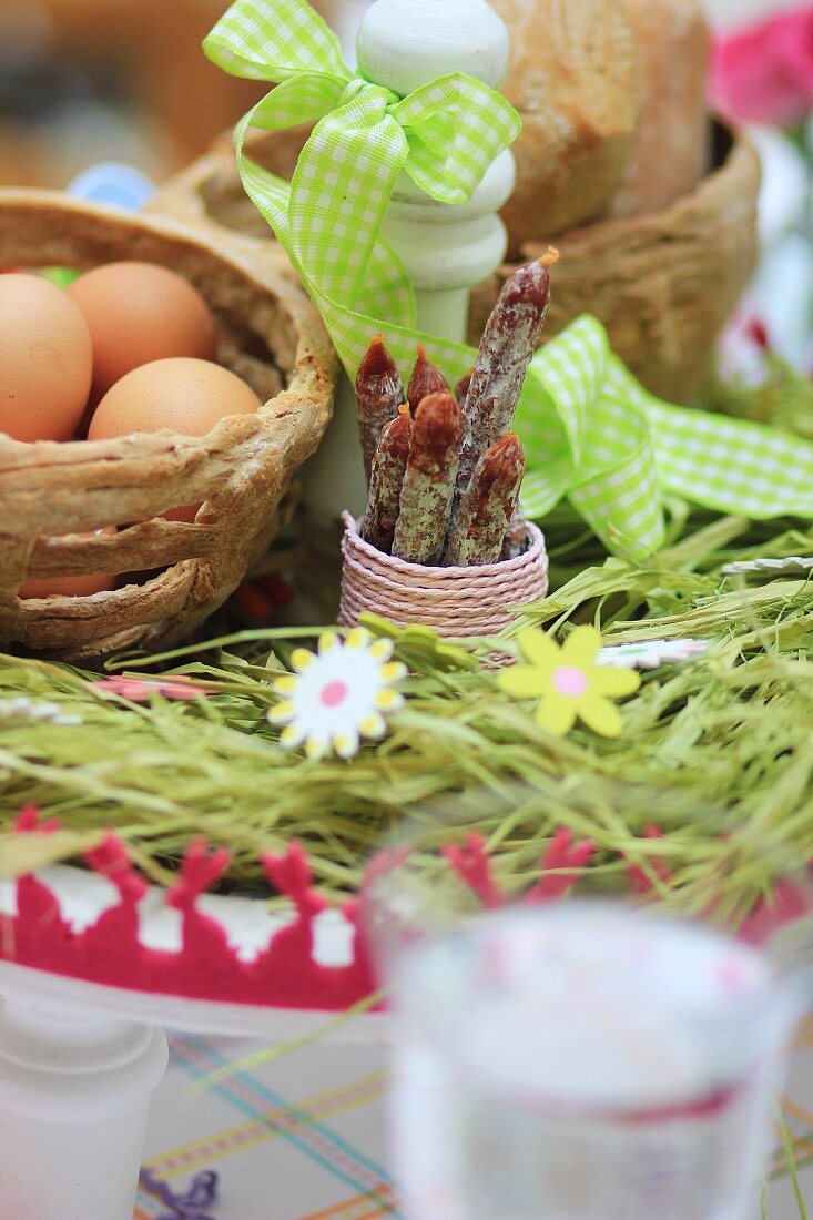 Geflochtene Körbchen aus Brotteig als Deko für den Ostertisch