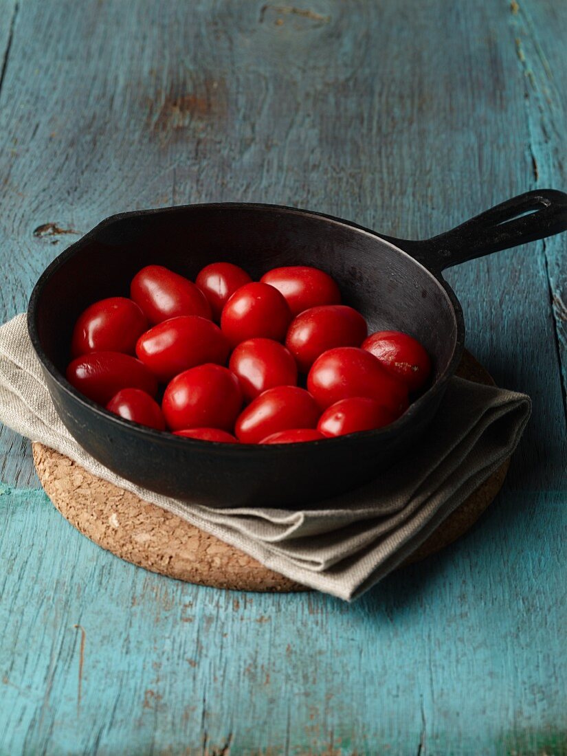 Tomaten in einer gusseisernen Pfanne