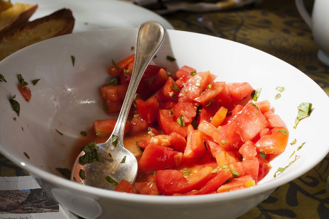 Tomatensalat mit Basilikum und Knoblauch