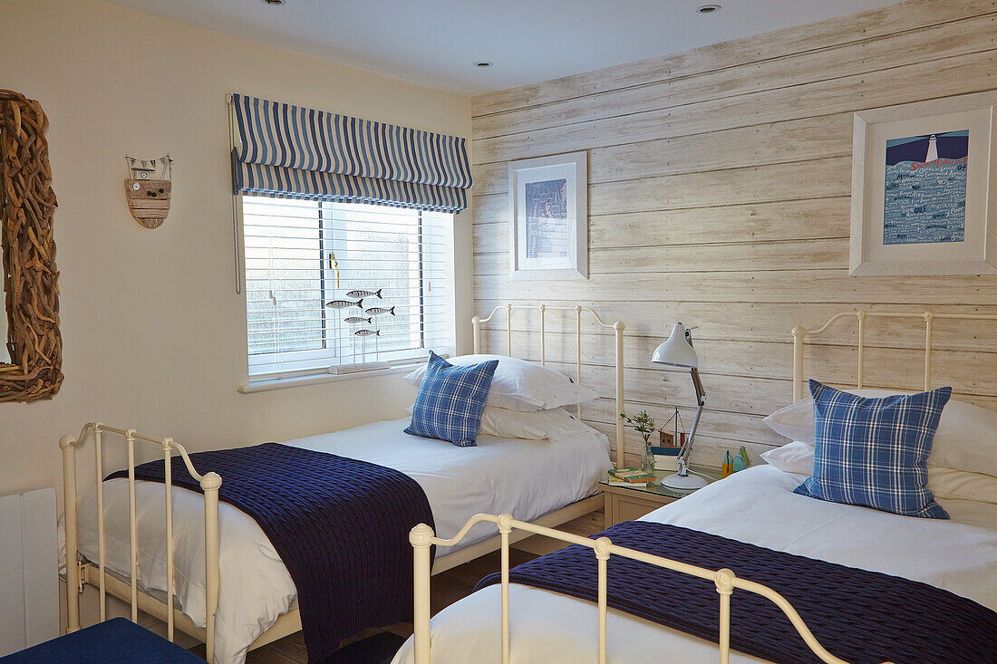 Zweibettzimmer im maritimen Stil mit Holzverkleidung und Dekorationselementen