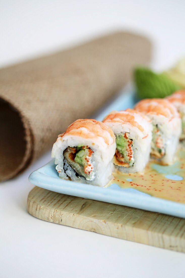 Maki mit Garnele, Unagi und Avocado (Thailand)